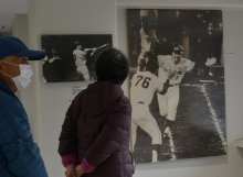 「ミスター」気迫プレー紹介　文化勲章記念、長嶋茂雄さん写真展　出身地の佐倉、１７日まで