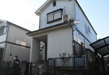【速報】２階から乳児投げ落とし殺害疑い　２３歳母親を逮捕　四街道の施設