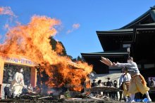 札燃やし御利益に感謝　成田山新勝寺　１年締めくくるお焚き上げ