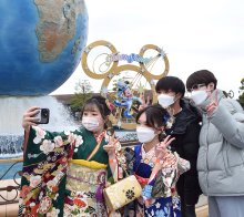コロナ禍の成人式　式典分散化、時間も短縮　ミッキーとの触れ合い見送り　浦安市　千葉市も簡素化