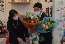 現職大敗の四街道市長選　出馬準備の差響く　鈴木氏、先手の仕掛け功奏す　後手の佐渡陣営「勢い違った」　【地方発ワイド】