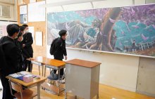門出祝う黒板アート　卒業式朝にサプライズ　OBの美大生ら９時間かけ制作　御宿中