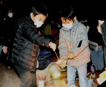 花火で児童らへ語り継ぐ　追悼式の終了受け、住民ら企画　旭・飯岡　【東日本大震災１１年】