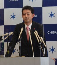 「必要以上の黙食」「空けすぎの間隔」…熊谷知事、過度な制限見直しへ　新型コロナ感染防止