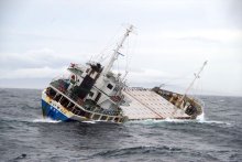 野島埼沖で貨物船傾く　乗組員5人全員救助、３人けが　通報「コンテナが荷崩れした」　漂流し座礁