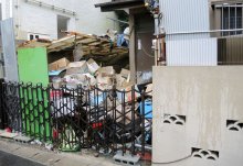 ＜劣悪環境で犬１８匹飼育＞近所で有名な「ゴミ屋敷」　放し飼い　恐怖で引っ越す住民も