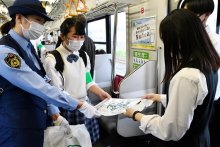 痴漢、盗撮防止へ高校生ら啓発活動　ＪＲ佐原駅前など