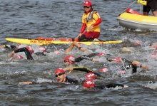 駐屯地でトライアスロン　木更津、３年ぶり　滑走路を駆け抜ける非日常感が魅力