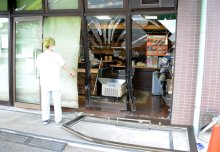 【速報】パン店「リヨン」に車突っ込む、客３人が軽傷　「ブレーキ踏もうとしてアクセルを…」　市原