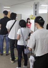 ワクチン３回目急ぐ　連休初日、接種会場に行列　新型コロナ