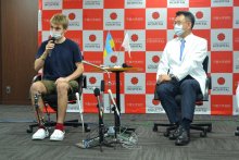 【詳報】負傷のウクライナ避難民、千葉大病院を退院　国花ヒマワリを手に笑顔　「支援、人生最後まで覚えている」