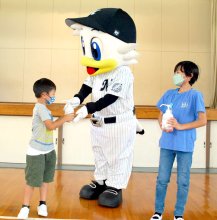 茂原全学校に消毒液　千葉ロッテが寄贈