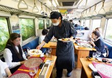 最後の一皿まで堪能　歴史に幕、乗客別れ　いすみ鉄道　レストラン列車