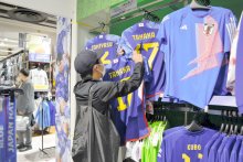 ＜日本代表、Ｗ杯２３日初戦へ＞ユニホームの販売好調　１番人気は伊東選手（元柏）　商機拡大に期待