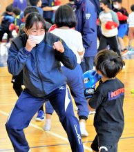 金メダルパンチ披露　東京五輪・入江さん、子どもたちの特別コーチに　千葉市でボクシング教室