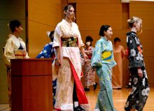 留学生、和装モデルに　眠っていた着物再利用　東金・城西国際大でショー　【ＳＤＧｓちば】