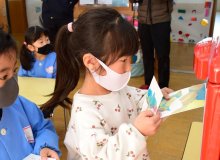 年賀状に思い乗せ　長生のこども園　ちぎり絵で作成　【師走スケッチ２０２２】