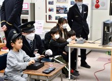 ＪＲ佐原駅、開業１２５周年祝う　子どもたち、運転に挑戦！！　町並み散策スタンプラリーも