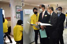 総務大臣、マイナカード普及で千葉市を視察　市独自の出張窓口で交付率政令市１位　「全国でも模範にしたい」