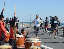 九十九里浜、望み快走 　「波乗りハーフマラソン」初開催　高橋尚子さんゲスト参加　東金・九十九里