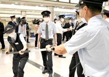 ”成田空港駅に刃物持った男”どう対応？　サミット控え不審者制止訓練　鉄道社員ら４０人
