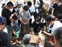 「クモ合戦」に興奮　富津・八坂神社　第２２代横綱の座巡り熱戦