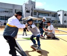 親子連れらスケートボード体験　旧長南小・校庭の新施設で開業イベント