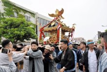 市制９０周年祝って神輿渡御　威勢の良い掛け声　祭りばやしも　銚子の街を熱気包む