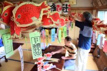 鯛ちょうちん作り最盛期　夏を彩る風物詩　４年ぶり夏祭りで配布　茂原の八坂神社