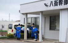 【速報】幹部交番に車突っ込む　警察官２人けが、高齢者踏み間違えか 　八街