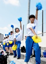猛暑に負けず　チア男子、選手にエール　佐原高ダンス部