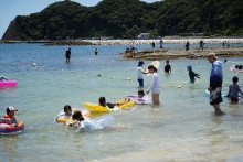 夏休み初の週末　制限なしにぎわう観光地　コロナ増加、マスク姿も