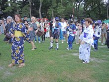 松戸にコスプレ愛好者ら２５００人　盆踊りにも参加　「コスプレーヤーにフレンドリー」感謝の声
