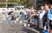 暑い中でも涼感じて！　昔ながらの打ち水、着物や浴衣姿で楽しむ　千葉中央公園でイベント