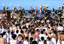 神輿集結、駆け抜ける　４年ぶり上総十二社祭り　五輪会場の一宮・釣ケ崎海岸