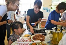 廃校の家庭科室を食堂に　交流の場目指し住民ら運営　栄　地域の食材生かす　【地方発ワイド】