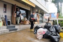 被災店主「移転考えないと」「いつ復旧できるか…」　一夜明け、復旧作業　治水工事のさなか再び　茂原、平成以降５度目の水害