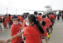 【動画あり】「動いた！」巨大航空機と綱引き　親子２５０人、勝負挑み勝利　成田空港