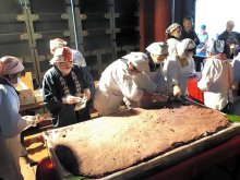 ジャンボおはぎ奉納　君津の神野寺　地元団体、１５キロのコメと３０キロあんこでこしらえ　参拝客に振る舞い