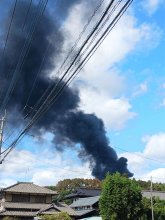 白井の廃材置き場で火災　建物に延焼、約５時間後に鎮火　男性１人が軽傷