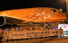 【動画あり】ウミガメ機３年越し就航　オレンジ色のハワイ専用機「フライングホヌ」３号機、念願の地へ飛び立つ　成田空港・ＡＮＡ