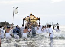 波しぶき浴び勇壮に「お浜降り」　２４年ぶり、みこしが海へ　卯年ごとの神幸祭　旭・松澤熊野神社