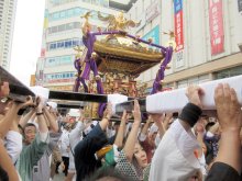 ６年ぶり大みこし渡御　市川・葛飾八幡宮で八幡祭　担ぎ手５００人、勇壮練り歩きに歓声