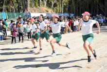２９０人"初めての"１００メートル駆け抜ける　栄・安食小　児童の声で校庭拡張　直線路誕生「新記録出そう」