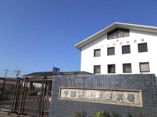 豚肉やソーセージを上着の中に…　声かけた従業員の手にかみつく　強盗致傷の疑い、ペルー人の男逮捕　「悪いことしていない」と否認　酒々井町のスーパー