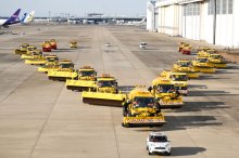 Ｖ字編成一気に除雪　成田空港　冬本番へ本格訓練