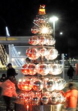 ミラーボールで輝くツリー　ＪＲ袖ケ浦駅前、幻想的に