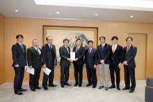 ＪＲダイヤ改正「再考求めて」　自民党千葉市議団が市に要望書　京葉線・通勤快速廃止問題