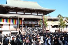 成田山新勝寺、初詣客にぎわう　参道にまで長蛇の列　１年の平穏願い手を合わせ