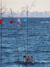 厳寒の海、勇壮に梵天立て　五穀豊穣や大漁願う　木更津